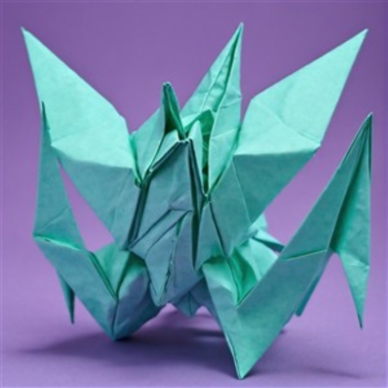 Farverig Origami i Turkis - En Skulpturel Kunstværk - Denne detaljerede origami-skulptur i turkist papir tilføjer et unikt og legende præg til dit hjem. Dens komplekse form fanger øjet og inspirerer til kreativitet i ethvert rum.