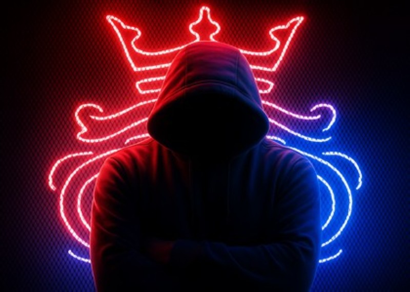 Neon Silhuet med Krone - Urban Vibe - Oplev den dramatiske skønhed i denne neonlys-silhuet. Den mørke figur iført hætte bryder frem i lyset af røde og blå nuancer, som skaber en spændende atmosfære der kombinerer mystik og elegance. Perfekt til at tilføje et moderne præg til dit rum.